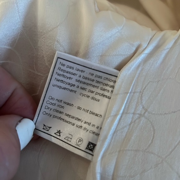 CHANEL cream Coral Jacket with Silk blouse like trim Shirt CC Cufflinks Size 44 - Picture 10 of 14